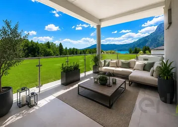 Geräumiger Balkon mit bequemen Outdoor-Möbeln und atemberaubendem Blick auf den See und die Berge.