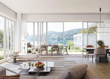 Heller Wohn- und Essbereich mit großen Fensterfronten, die einen atemberaubenden Blick auf den See und die Berge bieten.