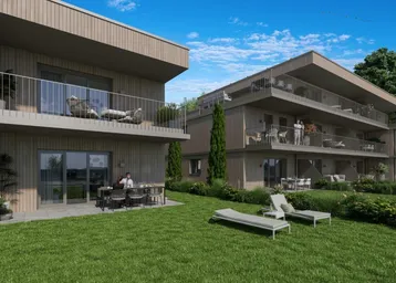 Moderne Wohngebäude mit Holzfassade, großzügigen Balkonen, Terrassen und gepflegten Grünflächen.