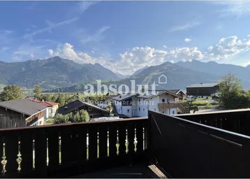Sommerlicher Ausblick vom Balkon auf die grünen Berge und die idyllische Umgebung.