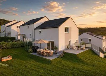 Reihenhäuser mit großzügigen Terrassen und Gärten in einer grünen Hügellandschaft bei Sonnenuntergang.