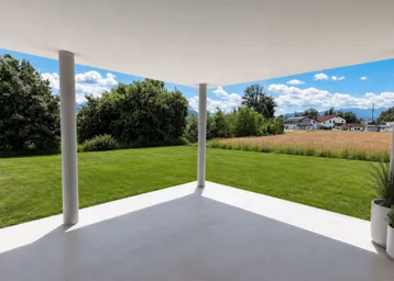 Überdachte Terrasse mit Blick auf den grünen Garten, Felder und die umliegende Landschaft.