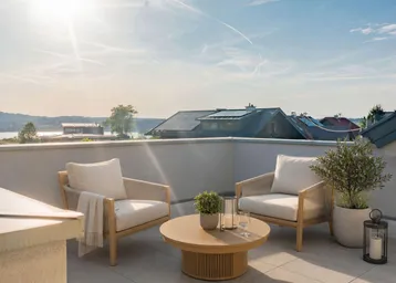 Möblierte Dachterrasse mit bequemen Sitzgelegenheiten und weitem Blick auf den See und die Berge.