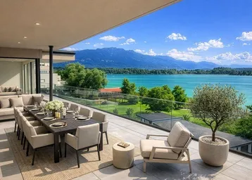 Großzügige Terrasse mit modernem Essbereich und atemberaubendem Blick auf den See und die Berge.