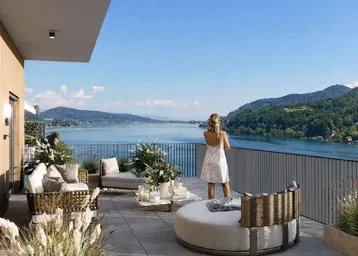 Großzügige Terrasse mit modernen Loungemöbeln und atemberaubendem Blick auf den See und die Berge.