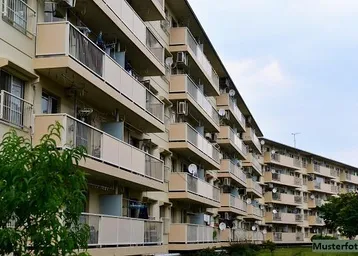 Mehrstöckiges Wohngebäude mit zahlreichen Balkonen und moderner Fassadengestaltung.