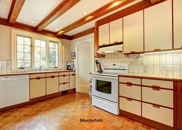 Helle Küche mit Holzbalkendecke, Parkettboden und großen Fenstern über der Spüle.