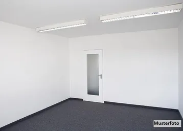 Leerer Raum mit weißen Wänden, dunklem Teppichboden und Deckenbeleuchtung.