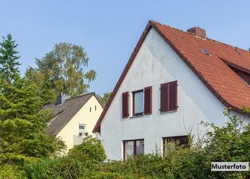 Expose Großzügiges Einfamilienhaus mit Pool, Doppelgarage und ausgebautem Dachgeschoss