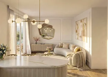 Heller Wohnbereich mit stilvollem Sofa, moderner Beleuchtung und Zugang zu einem Außenbereich.