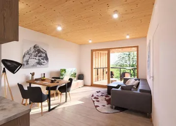 Heller Wohn-Essbereich mit Holzbalkendecke, Parkettboden und Zugang zu einem Außenbereich.