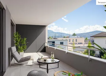 Moderne Balkonterrasse mit bequemen Sitzgelegenheiten und weitem Blick auf die Berge.