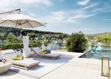 Luxuriöse Dachterrasse mit Infinity-Pool, Sonnenliegen und weitem Blick über die Stadt und Weinberge.