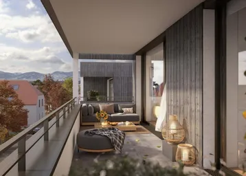 Großer Balkon mit gemütlichen Loungemöbeln und einem malerischen Blick auf die Berge.