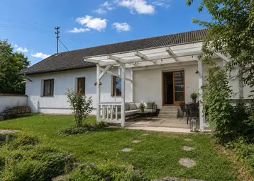 Expose Ferienhaus | uneinsehbarer Innenhof u. überdachte Pergola | romantischer Garten | Schwedenofen | freistehende Badewanne