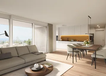 Heller, offener Wohn-Essbereich mit moderner Küche, Holzboden und Zugang zu einem Balkon.