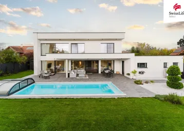 Moderne Villa mit großem Garten, privatem Pool und weitläufiger Terrasse für entspannte Stunden im Freien.