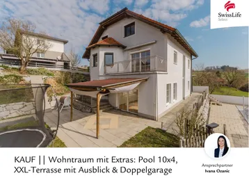 Moderne Hausfassade mit großer überdachter Terrasse, Gartenbereich und weitem Fernblick.