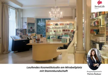 Helles Kosmetikstudio mit elegantem Kronleuchter, Verkaufsregalen und einem zentralen Tresen.
