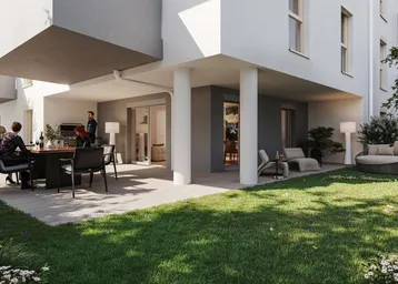 Große Terrasse mit Essbereich und Lounge-Möbeln, umgeben von einem gepflegten Rasen und modernen Gebäuden.