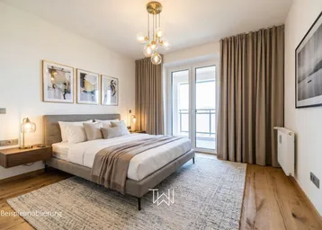 Gemütliches Schlafzimmer mit Doppelbett, Holzboden und Zugang zu einem französischen Balkon.