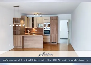 Moderne offene Küche mit Holzelementen, integrierten Geräten und einer Theke.