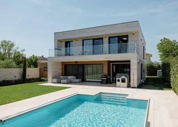 Modernes Haus mit großem Garten, Swimmingpool und Terrasse für entspannte Stunden im Freien.