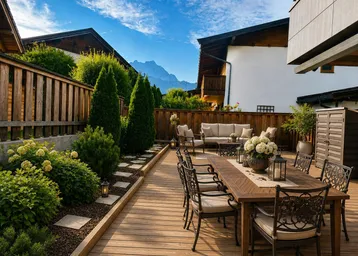 Geräumige Holzterrasse mit Ess- und Loungebereich, umgeben von Grün und Bergblick.
