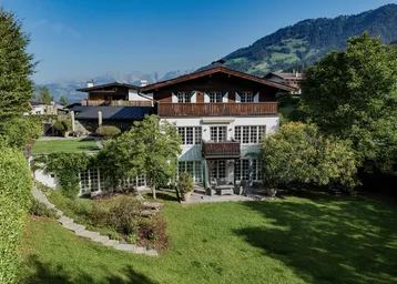 Großzügiges Anwesen mit gepflegtem Garten, Terrasse und Bergblick in sonniger Lage.