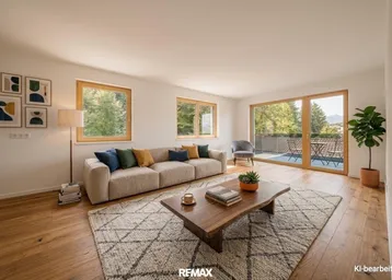Helles Wohnzimmer mit modernem Sofa, Holzboden und Zugang zu einem Balkon mit Bergblick.