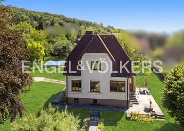 Großzügiges Anwesen mit Einfamilienhaus, weitläufigem Garten und privatem Pool in grüner Umgebung.