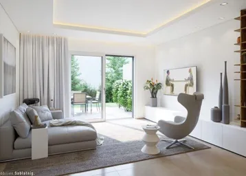 Helles, modernes Wohnzimmer mit Zugang zur Terrasse und Garten, ausgestattet mit stilvollen Möbeln und indirekter Beleuchtung.