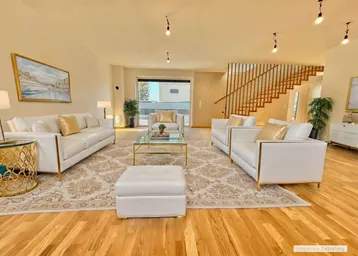 Elegantes Wohnzimmer mit luxuriösen Möbeln, Holzboden und offener Treppe, sehr hell.