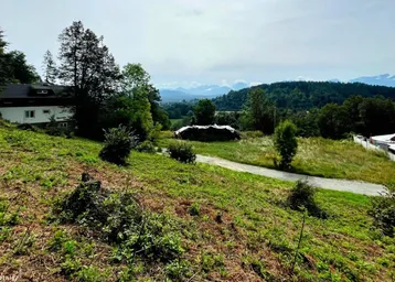 Weitläufiges Grundstück mit grüner Landschaft und Bergblick in der Ferne