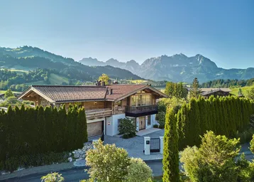 Großzügiges Chalet mit traditioneller Holzfassade und beeindruckendem Bergblick.