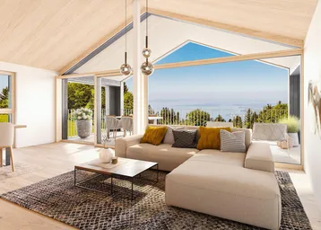 Helles, modernes Wohnzimmer mit hohen Holzdecken, großen Fenstern und atemberaubendem Seeblick.