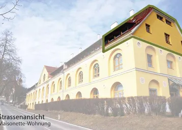 Straßenansicht einer Maisonette-Wohnung in einem historischen Gebäude mit markiertem Bereich.