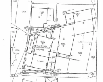 Lageplan des Grundstücks mit eingezeichneten Gebäuden und Terrassenbereichen.
