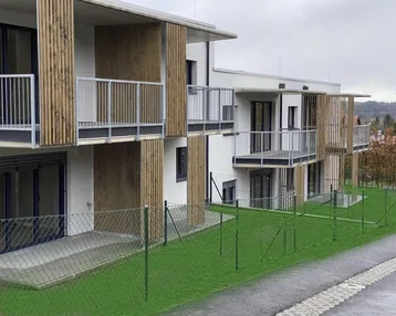 Moderne Wohngebäude mit weißen Fassaden, Holzverkleidungen und Balkonen, umgeben von grünen Rasenflächen.