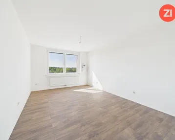 Helles Schlafzimmer mit Laminatboden und weitem Ausblick durch das große Fenster.
