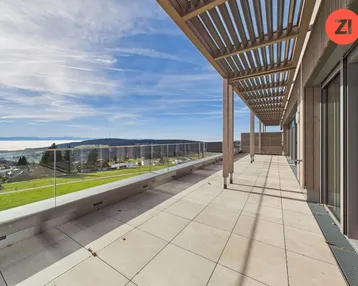 Weitläufige Dachterrasse mit Pergola, Fliesenboden und Panoramablick über die Landschaft.