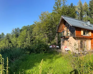 Charmantes Holzhaus in idyllischer Waldrandlage mit weitem Blick über die Landschaft.