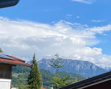 Panoramablick auf die majestätischen Berge unter einem strahlend blauen Himmel mit Wolken.