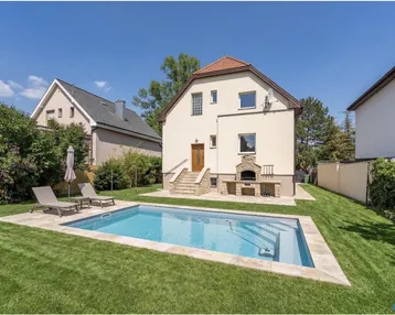 Großzügiger Gartenbereich mit privatem Pool, Liegestühlen und Grillplatz hinter dem Haus.