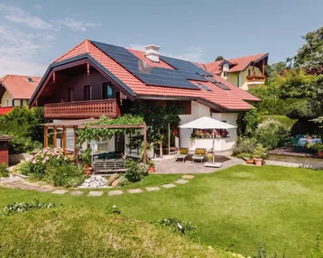 Charmantes Einfamilienhaus mit gepflegtem Garten, Terrasse und Photovoltaikanlage auf dem Dach.