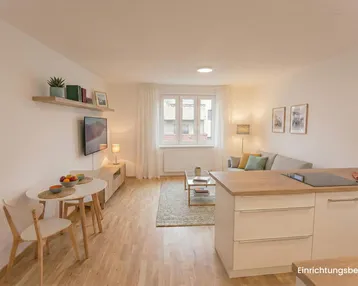 Helles Wohn- und Esszimmer mit moderner Einrichtung, Holzboden und integrierter Küchenzeile als Einrichtungsbeispiel.