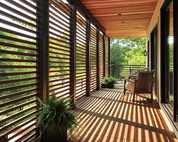 Moderner Balkon mit Holzverkleidung, Lamellenwänden und einem Stuhl, der zum Entspannen einlädt.