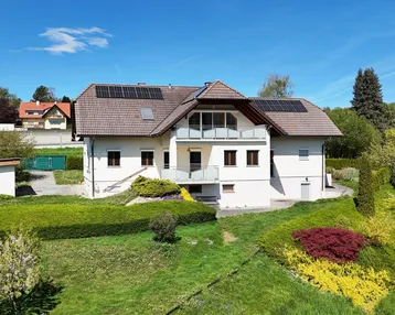 Freistehendes Einfamilienhaus mit Photovoltaikanlage, gepflegtem Garten und weitem Blick.
