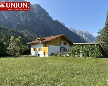 Freistehendes Haus in ländlicher Umgebung mit Bergblick und großem Gartenbereich.