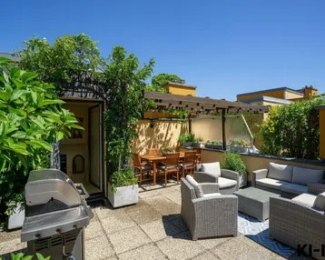 Große Dachterrasse mit Grillbereich, Essplatz und gemütlichen Loungemöbeln unter einer Pergola.